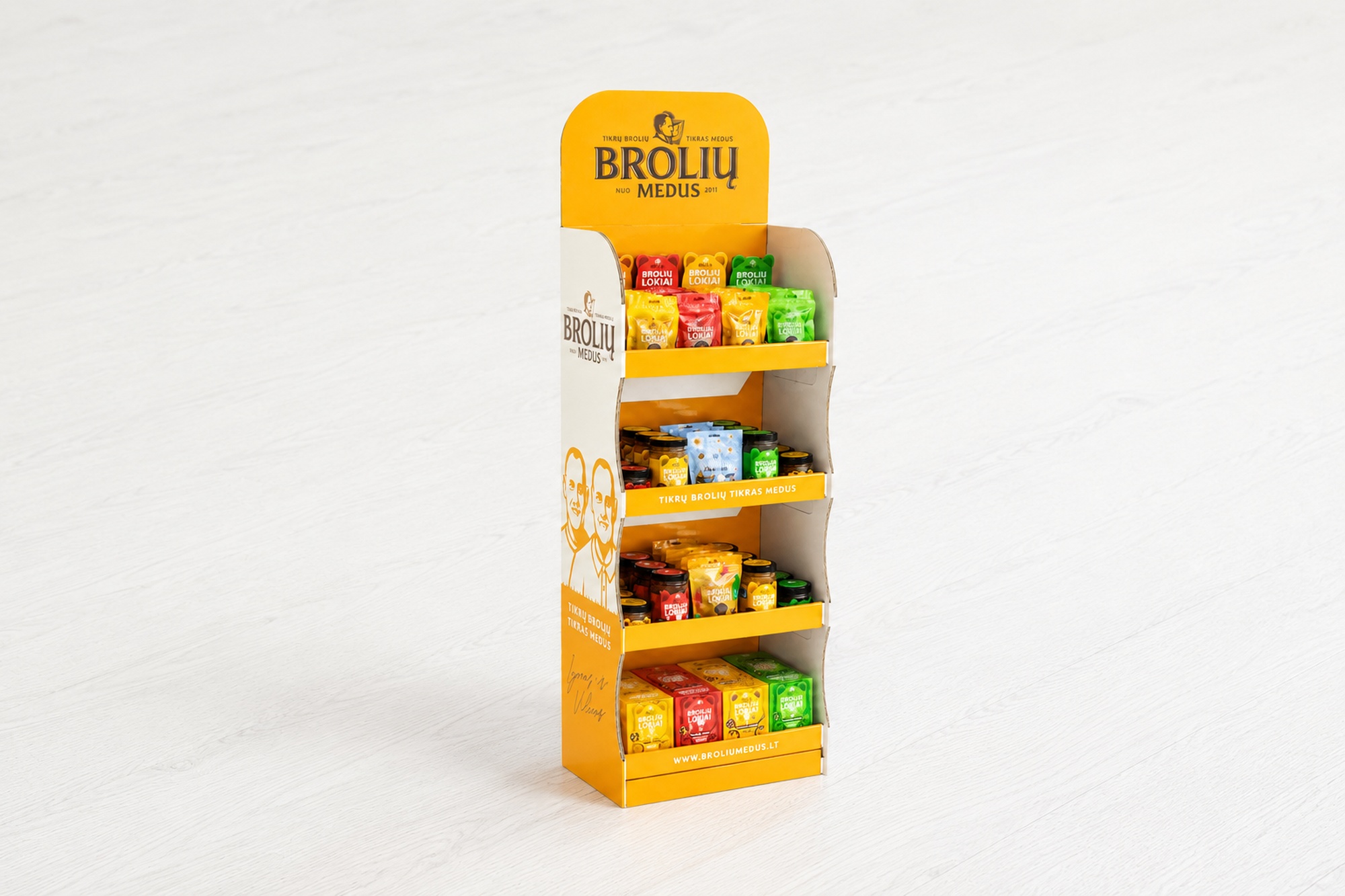 broliu medaus saldumynu stendas 2000x1333 1
